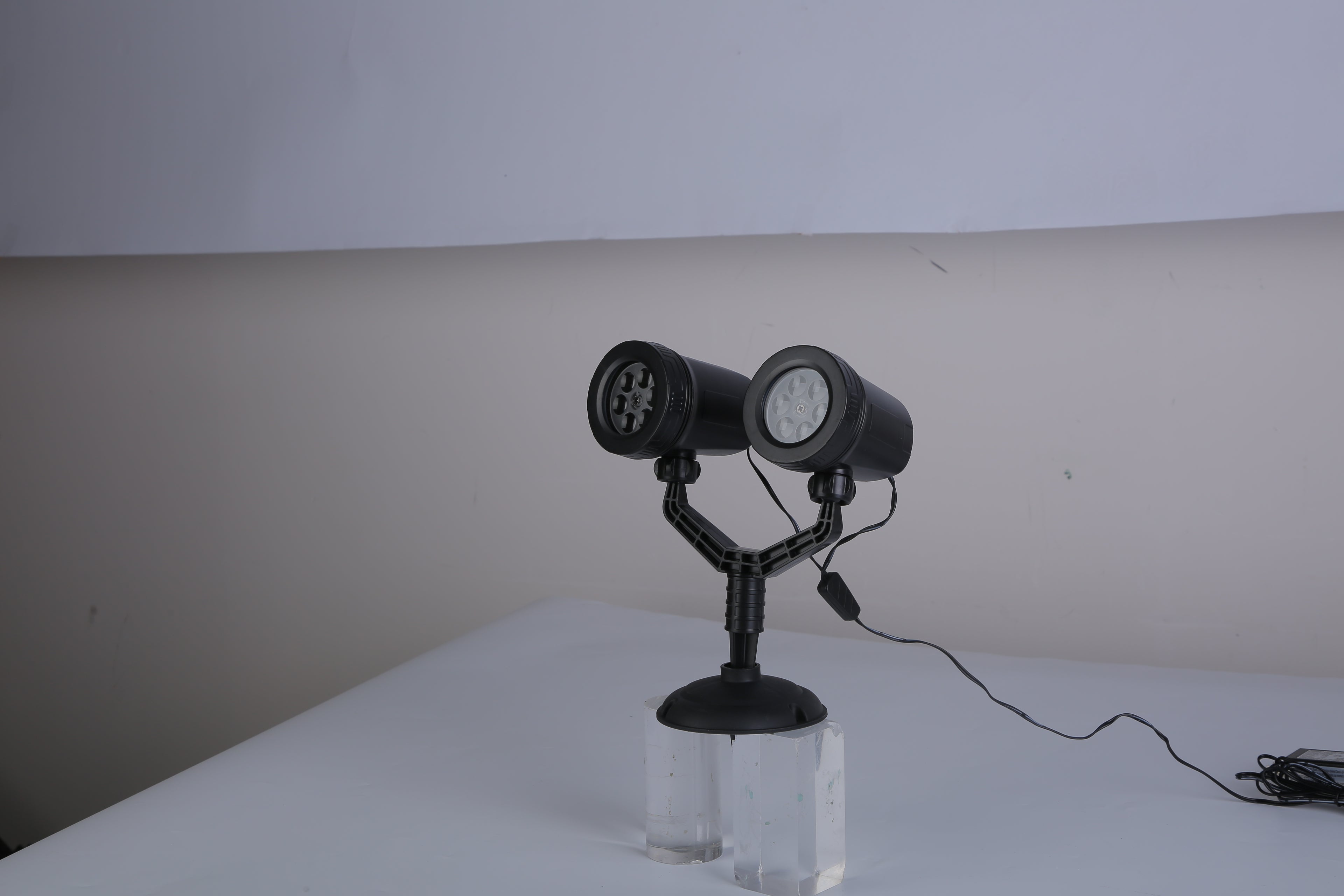 Dual-Head Christmas Snowflake Projector Light – Waterproof LED Stake Lamp for Indoor & Outdoor Holiday Décor